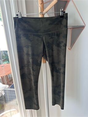LULULEMON Camo High-Waist Capri Yoga Workout Leggings Olive Army Green Black 6